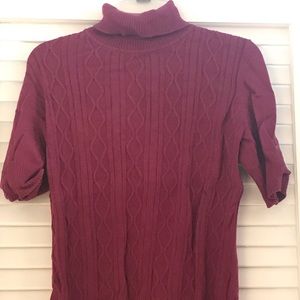 Raspberry turtleneck short-sleeved sweater